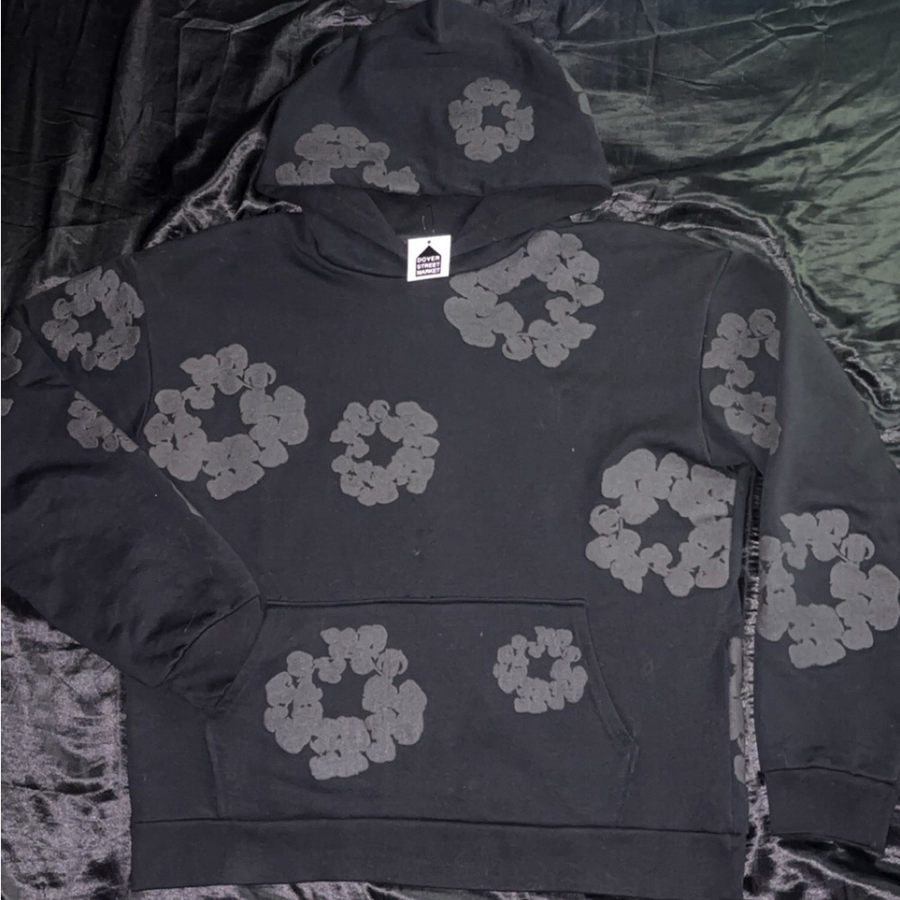 (L) Denim Tears’ Cotton Wreath Hoodie Black